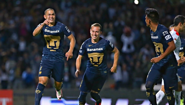 Los jugadores de Pumas celebran un gol