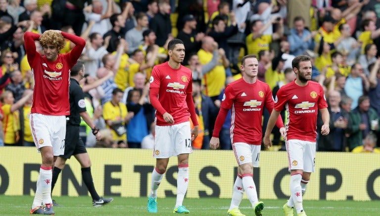 Los jugadores del Manchester United salen del campo tras perder con Watford