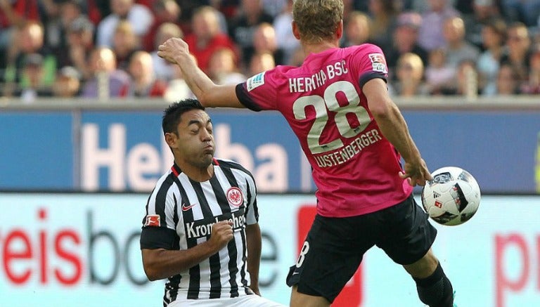 Marco Fabián, en el partido contra el Hertha Berlín