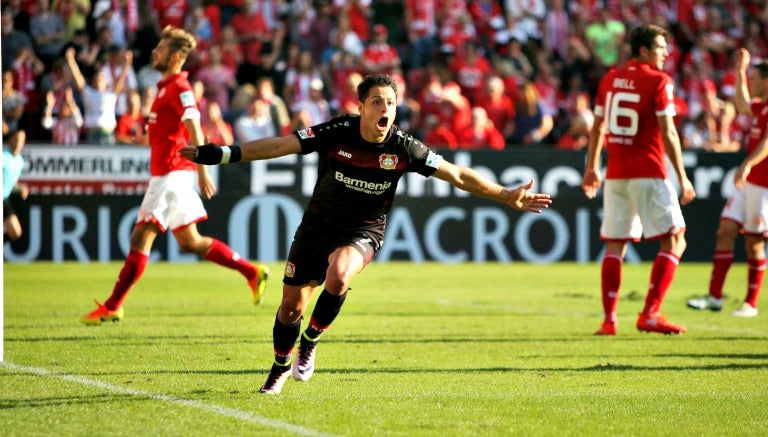 Chicharito celebra el gol contra el Mainz