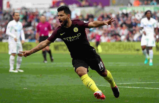 Kun Agüero celebra un tanto contra Swansea en Premier