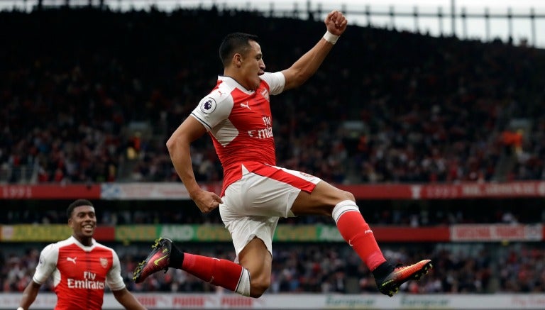 Alexis Sánchez celebra gol en su Centenario con el Arsenal