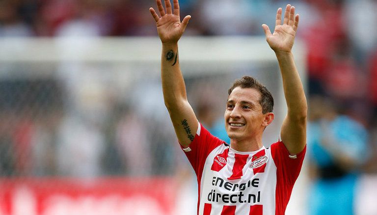 Andrés Guardado saluda en partido de PSV 