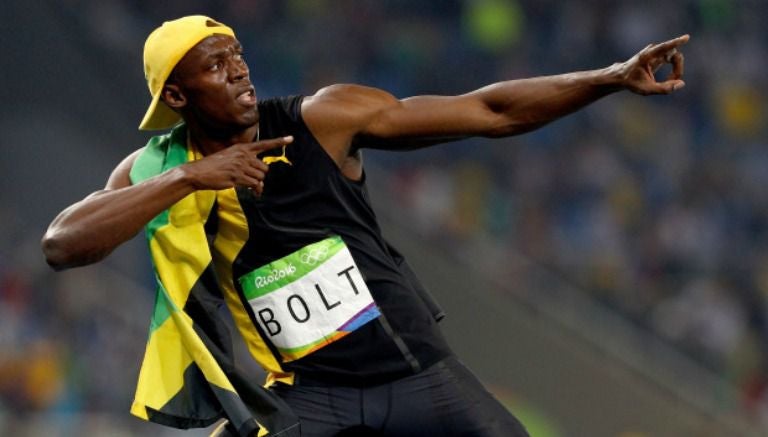 Bolt celebra una de sus medallas de oro en Río 2016