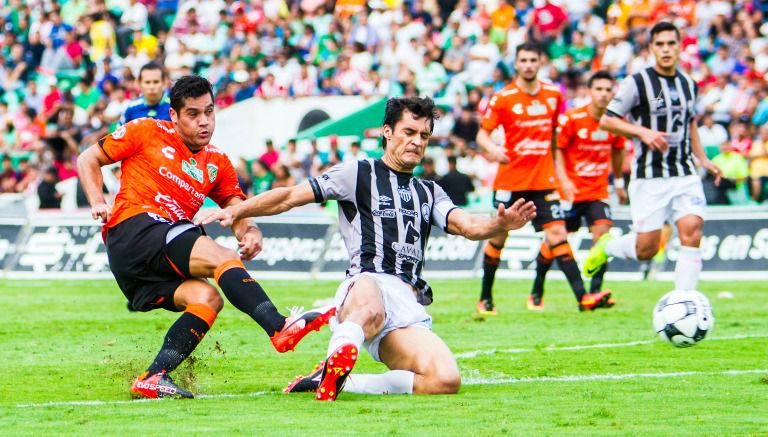 Chuletita saca un remate durante el partido frente a Necaxa