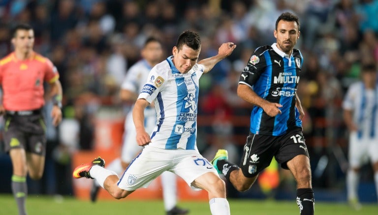 Lozano prepara el tiro para anotar a Querétaro