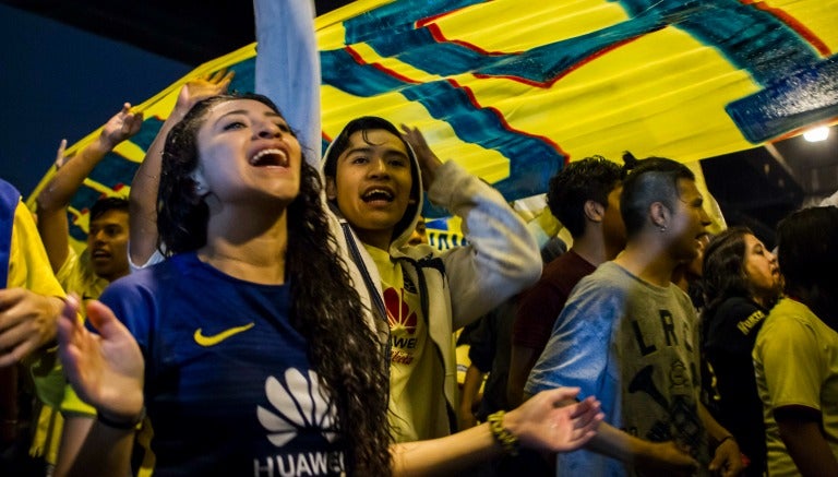 Aficionados de América, en la explanada del Estadio Azteca