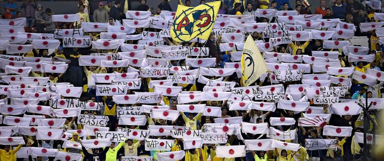 Aficionados del América muestran banderas de Japón 