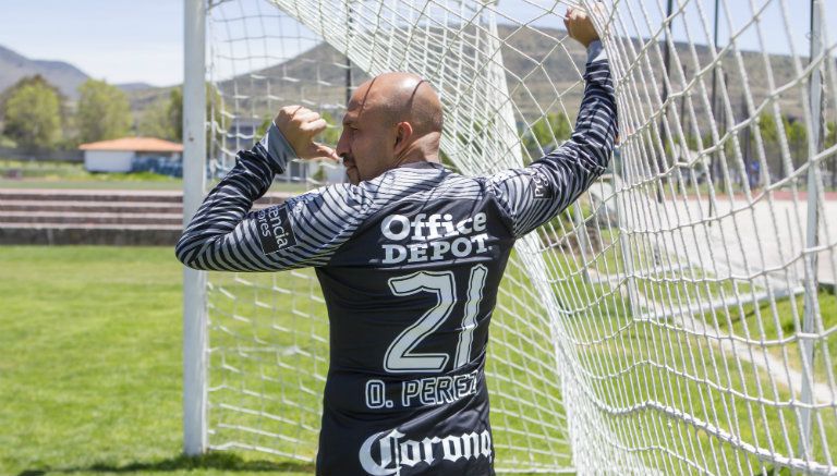 Conejo Pérez presume el número en su camiseta