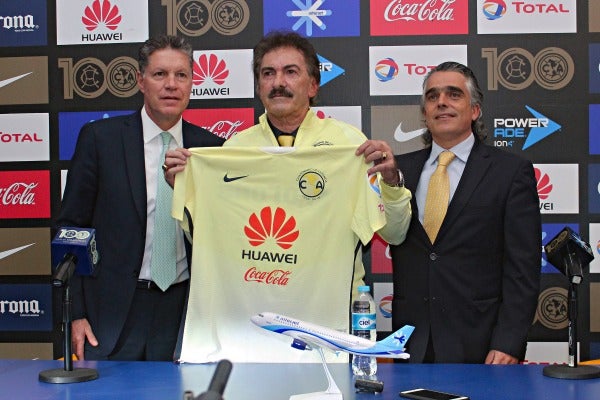 La Volpe sostiene una playera de América junto a Peláez y Romano