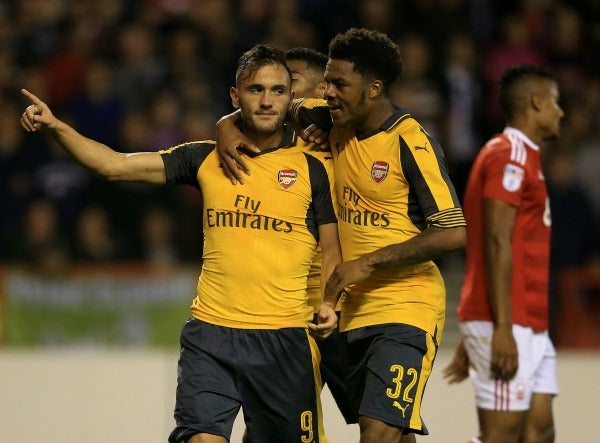 Lucas Pérez celebra un gol con el Arsenal