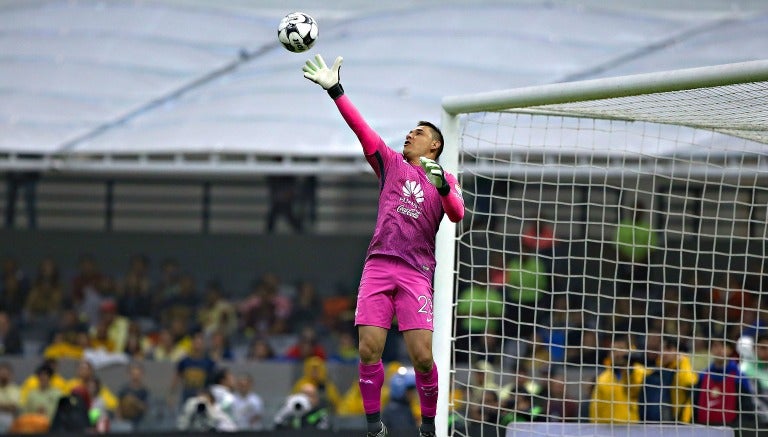 Moisés Muñoz ataja un balón en el juego contra Pumas