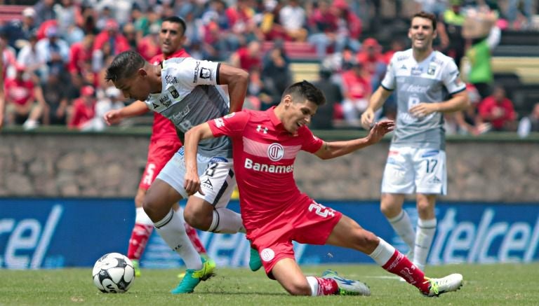 Mejia y Barrientos, disputan un balón en el duelo Toluca vs León del A2016