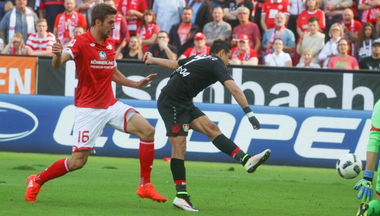 Chicharito remata durante el partido frente al Mainz