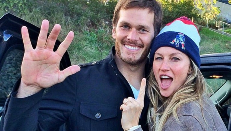 Gisele Bündchen y Tom Brady saludan a sus fans