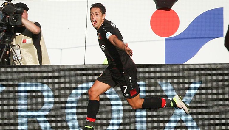 Chicharito festeja uno de sus goles con Bayer 