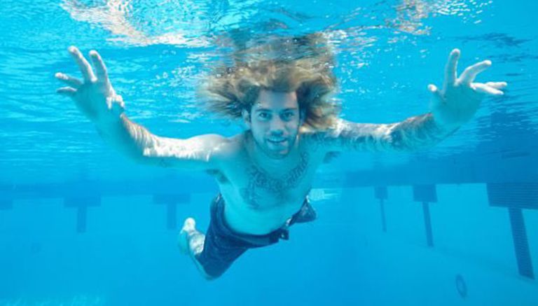 Spencer Elden recrea portada de Nevermind