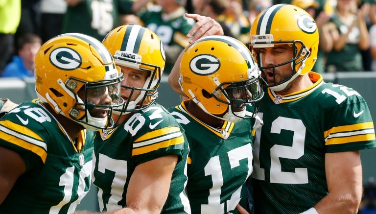 Aaron Rodgers y los jugadores de la ofensiva de Green Bay  celebran un TD