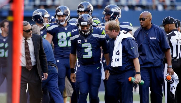 Russell Wilson abandona el emparrillado por lesión 