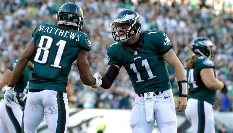 Carson Wentz y Jordan Matthews se felicitan tras anotar un TD