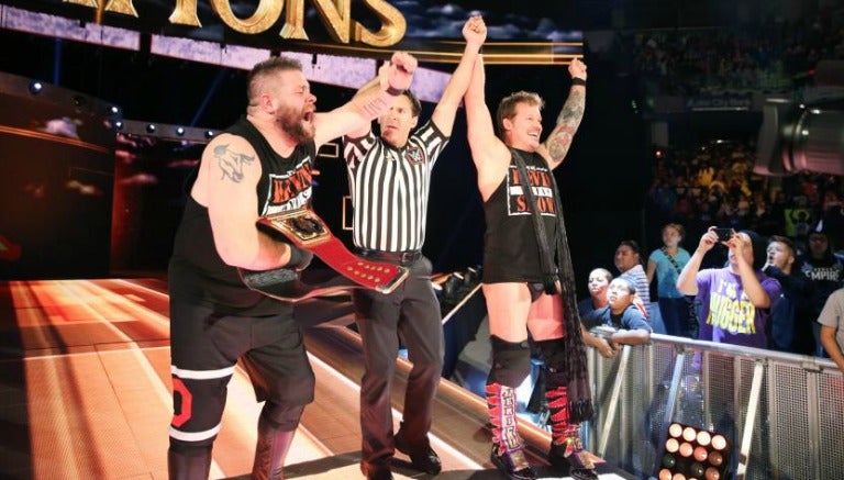 Kevin Owens (izq) festeja su triunfo en Clash of Champions