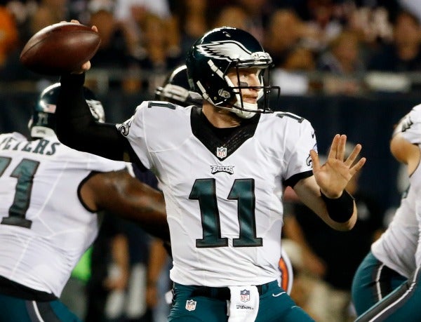 Carson Wentz intenta lanzar un pase