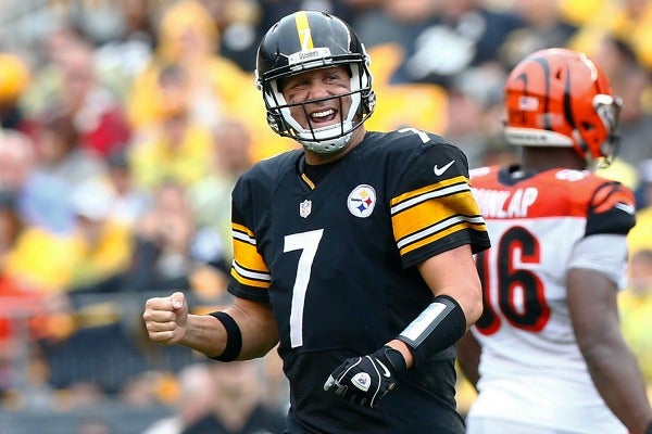 Ben Roethlisberger sonríe tras hacer una jugada