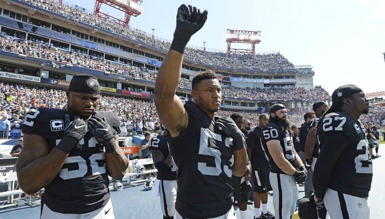 El jugador de los Raiders, Malcolm Smith, levantó el puño