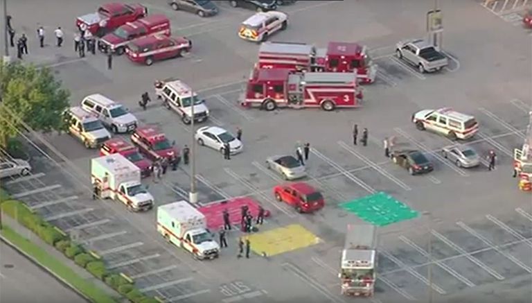 La policía vigila las afueras del centro comercial en Houston