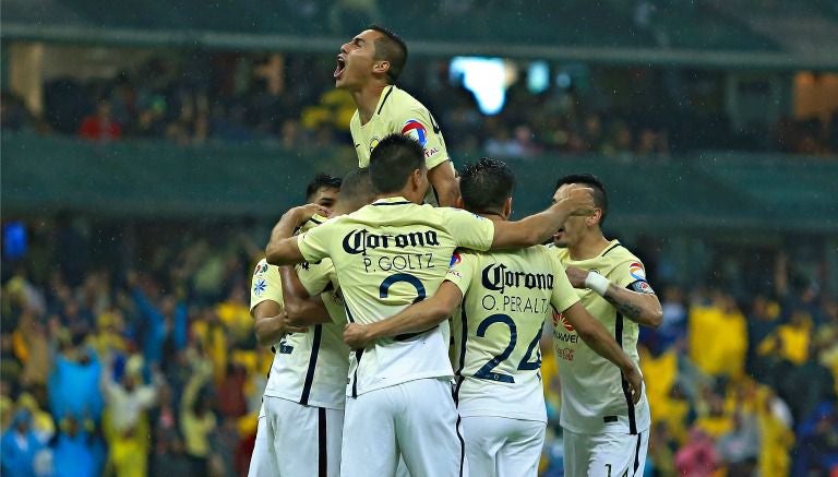 Jugadores de América celebran un gol contra Pumas