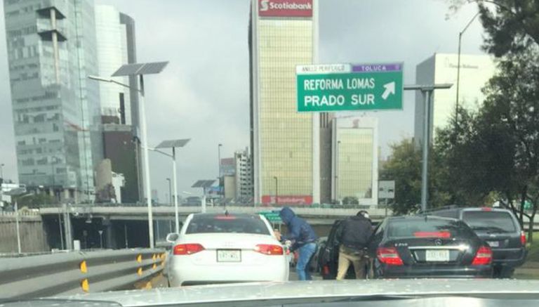 Momento en que dos delincuentes roban en Periférico 