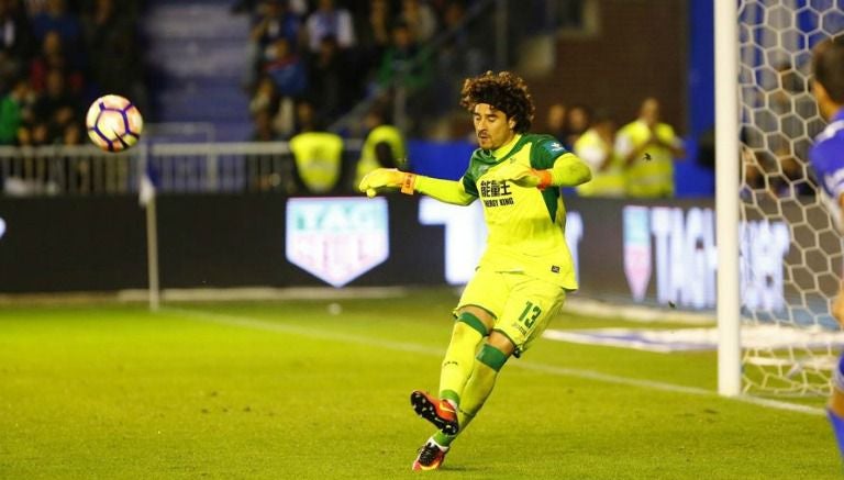 Guillermo Ochoa despeja el balón durante el partido entre Granada y el Alavés