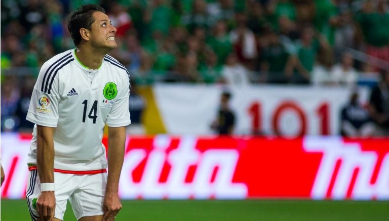 Chicharito se queja durante un juego del Tri