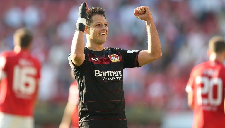 javier Hernández durante un partido del Leverkusen