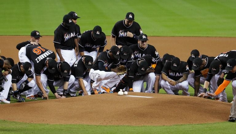 Jugadores de Miami Marlins se arrodillan en memoria de José Fernández