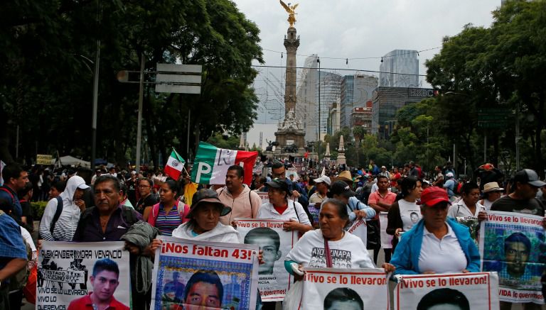 Miles de personas marchan desde el Ángel hacia el Zócalo a dos años del Caso Iguala