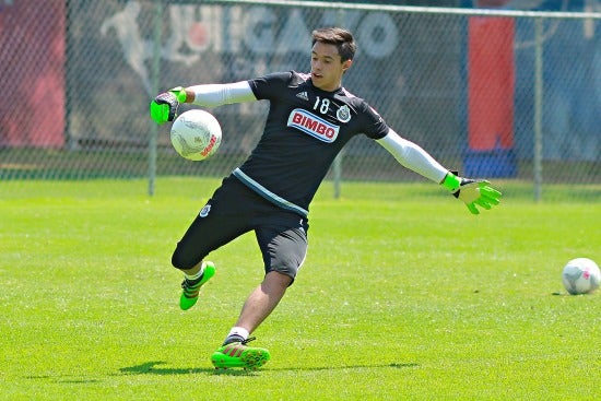 Toño realiza un despeje en un entrenamiento 