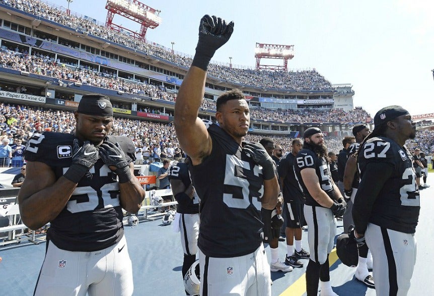 Malcolm Smith, de los Raiders, fue uno de los que levantó el puño