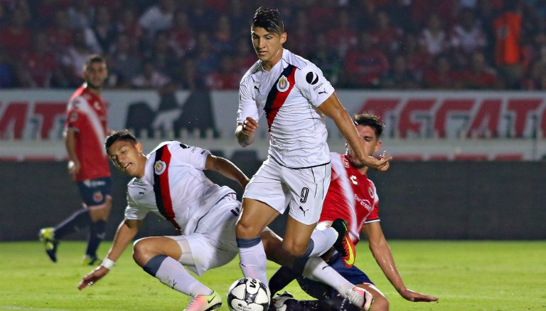 Pulido controla el esférico contra Veracruz