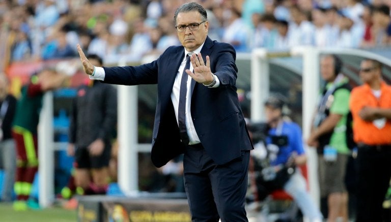 Tata Martino da indicaciones en un partido de la Albiceleste