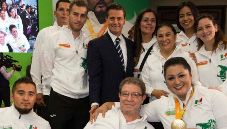 Peña Nieto posa junto a los atletas paralímpicos