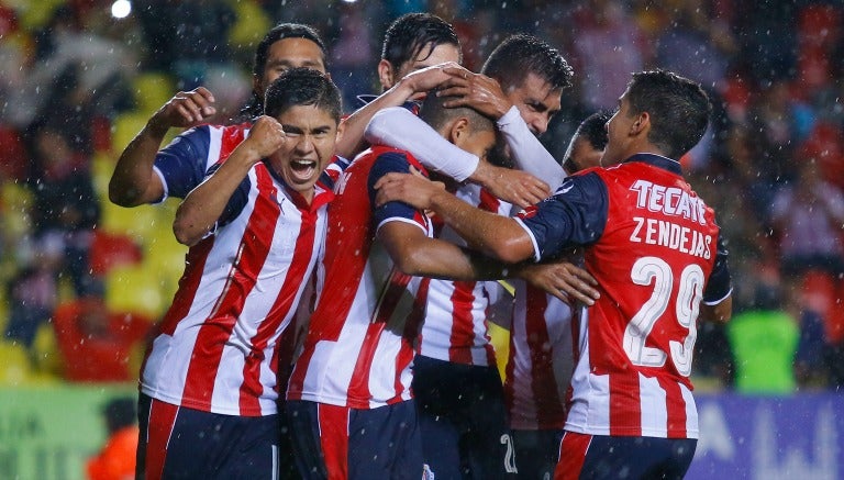 Jugadores de Chivas festejan el gol de Calderón