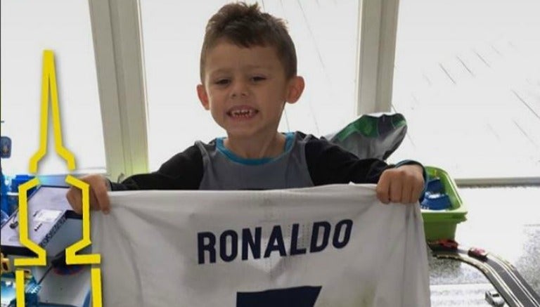 El hijo de Pierre Emerick Abaumeyang posa con la playera de Cristiano 