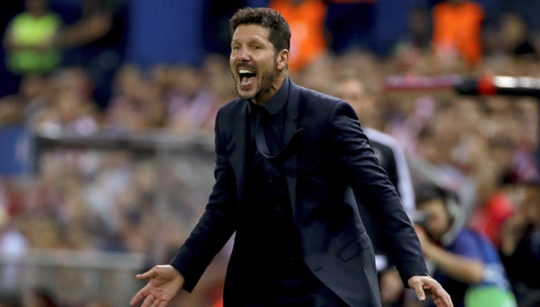 Simeone dirigiendo al Atlético de Madrid frente al Bayern Múnich