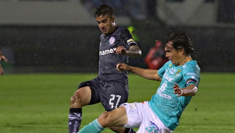 Rodrigo Gómez y Juan González pelean un balón