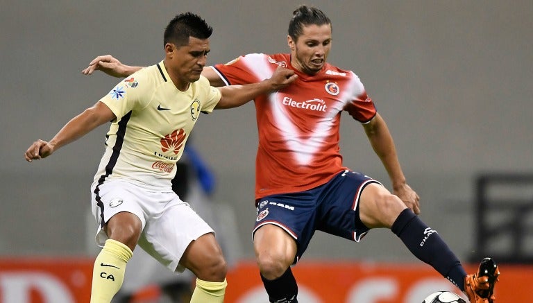 Vuletich y Martínez pelean un balón 