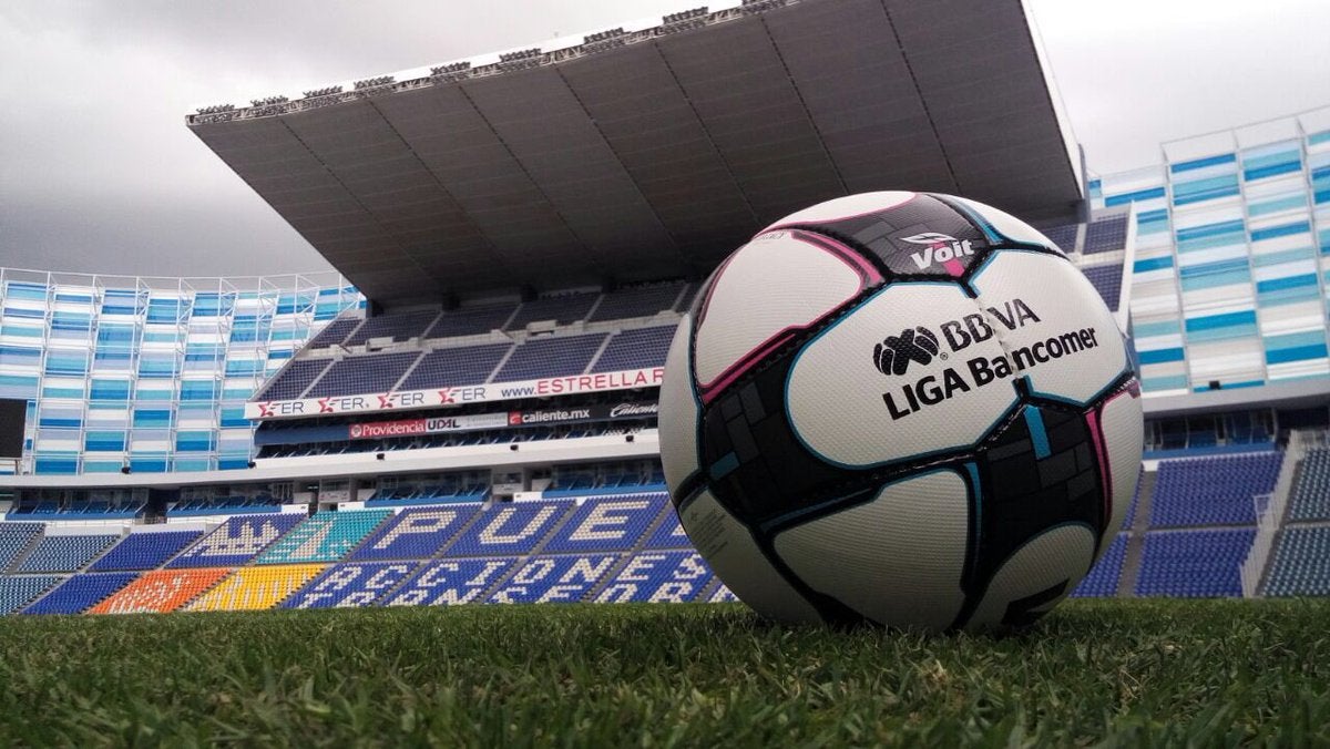 Balón de la Liga MX, en el Estadio Cuauhtémoc