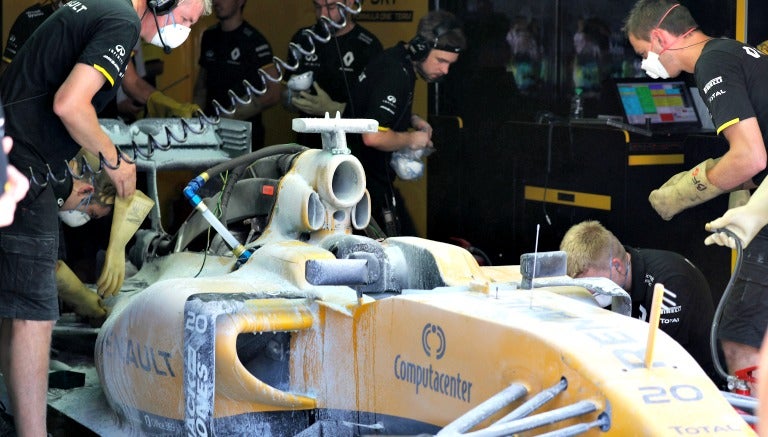 El auto de Magnussen en pits tras la fuga de combustible