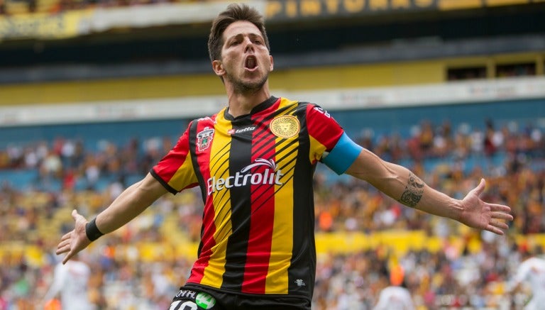 Pablo Oliveira celebra un gol de Leones Negros