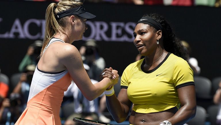  María Sharapova y Serena Williams, después de un partido de tenis